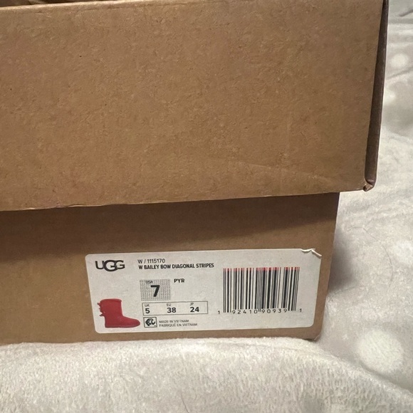 Women’s Ugg boots worn twice - Picture 3 of 7